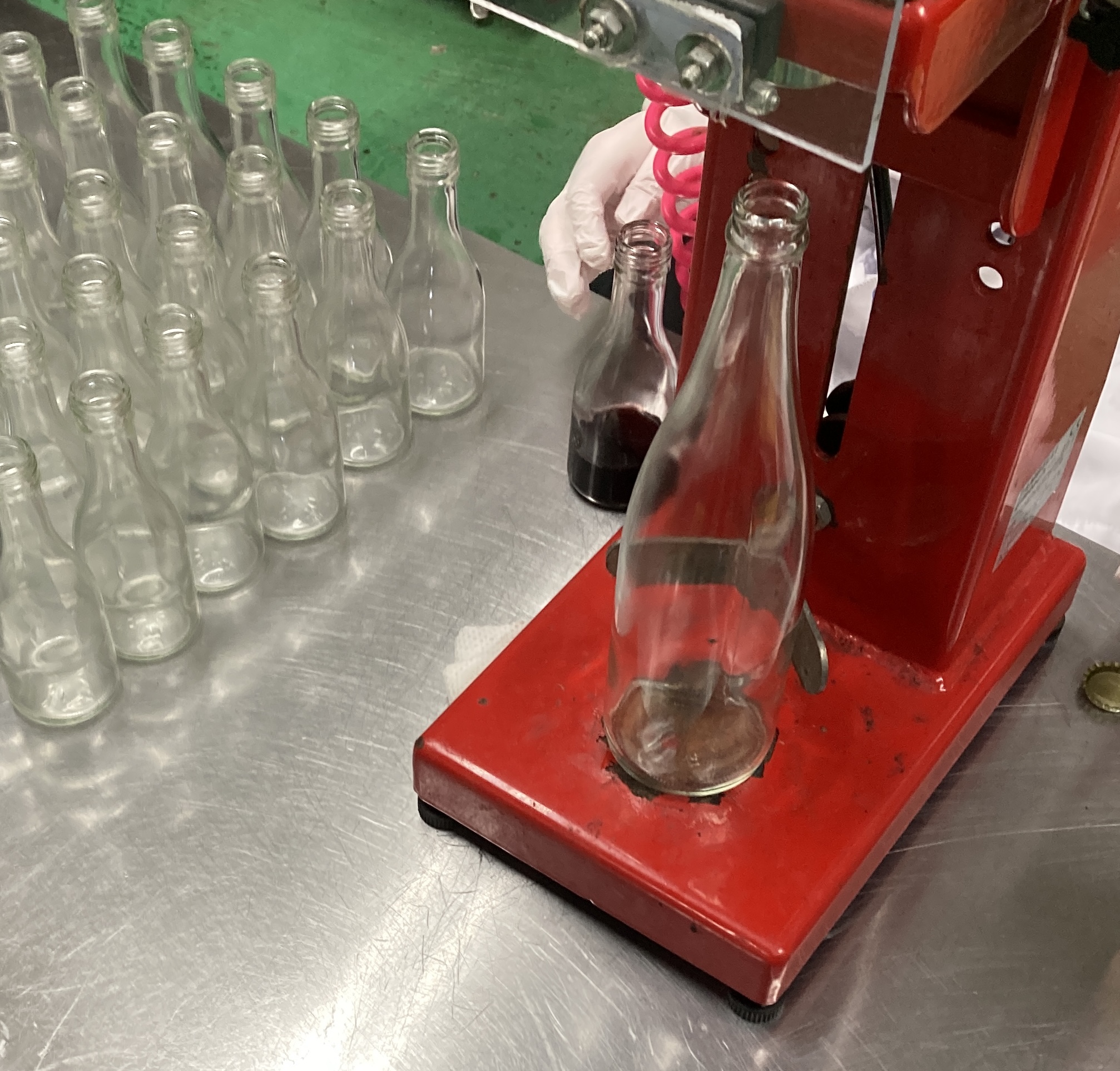 瓶にジュースを入れる様子